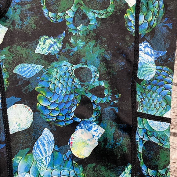 Women’s Medium CVG Constantly Varied Gear Mermaid Skull Leggings Excellent Cond - Picture 4 of 11